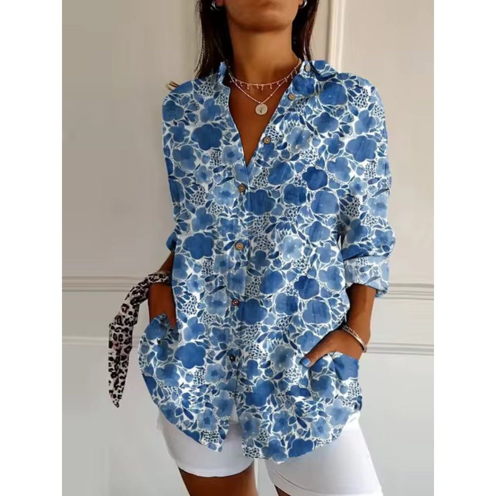 "Dames bloemenblouse met zachte print, luchtige stof en zilveren accenten, ideaal voor stijlvolle zomeroutfits."