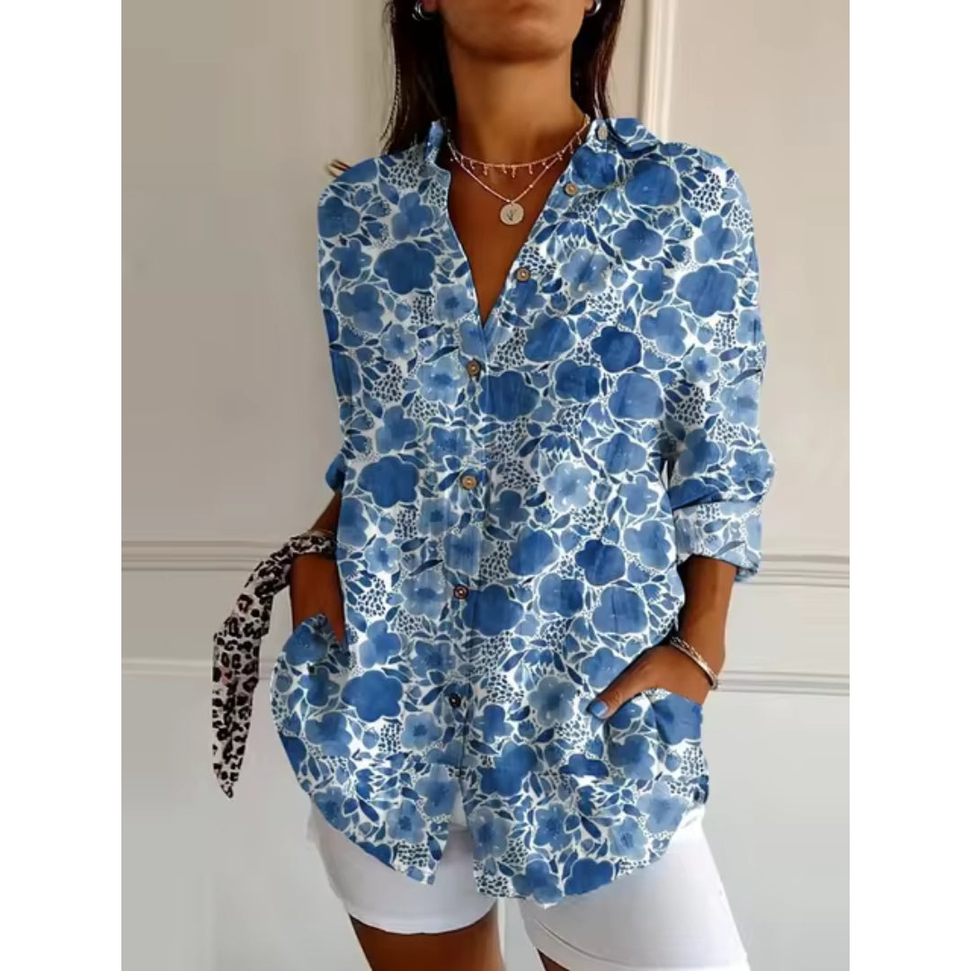 "Dames bloemenblouse met zachte print, luchtige stof en zilveren accenten, ideaal voor stijlvolle zomeroutfits."