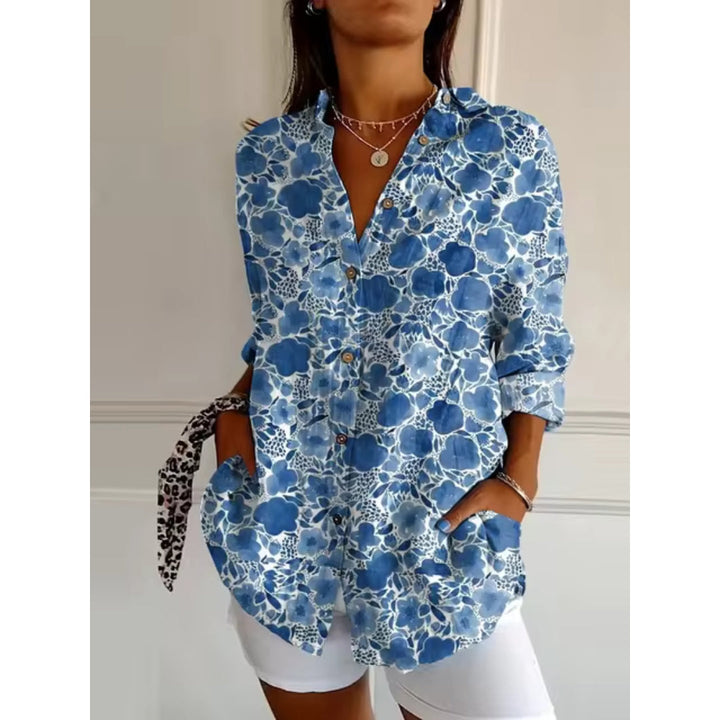 "Dames bloemenblouse met zachte print, luchtige stof en zilveren accenten, ideaal voor stijlvolle zomeroutfits."
