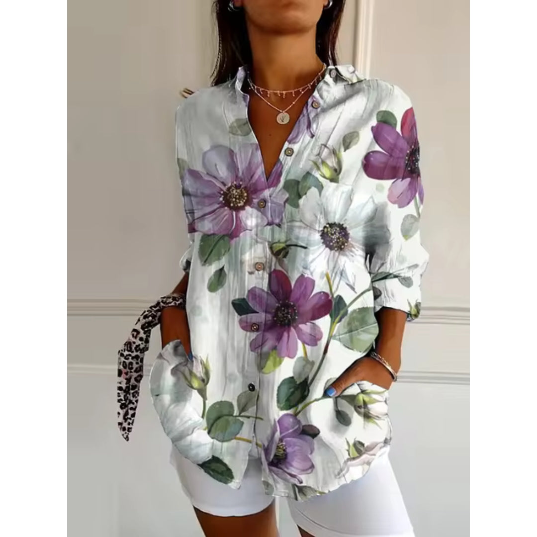 "Dames bloemenblouse met zachte print, luchtige stof en zilveren accenten, ideaal voor stijlvolle zomeroutfits."