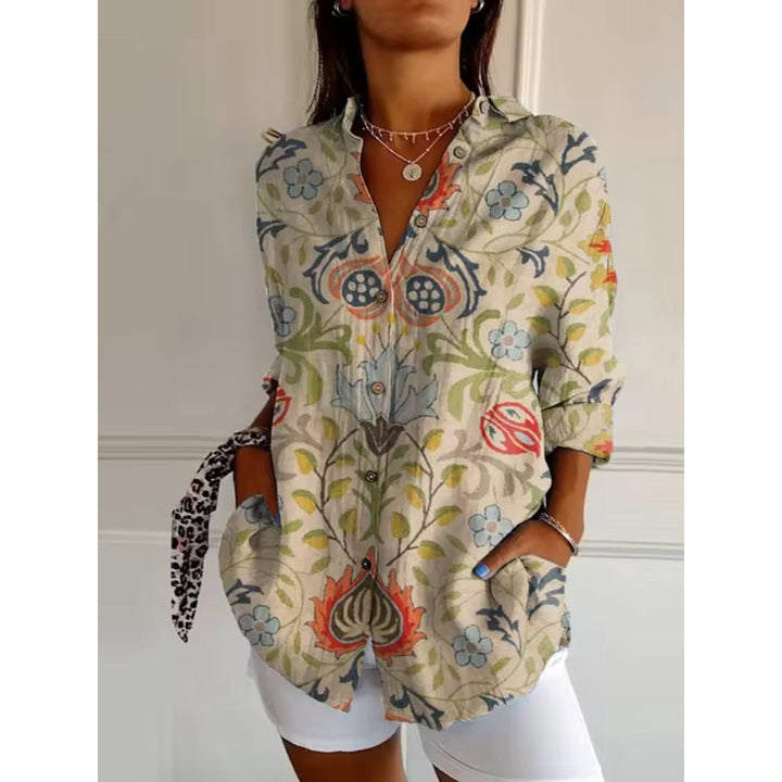 "Dames bloemenblouse met zachte print, luchtige stof en zilveren accenten, ideaal voor stijlvolle zomeroutfits."