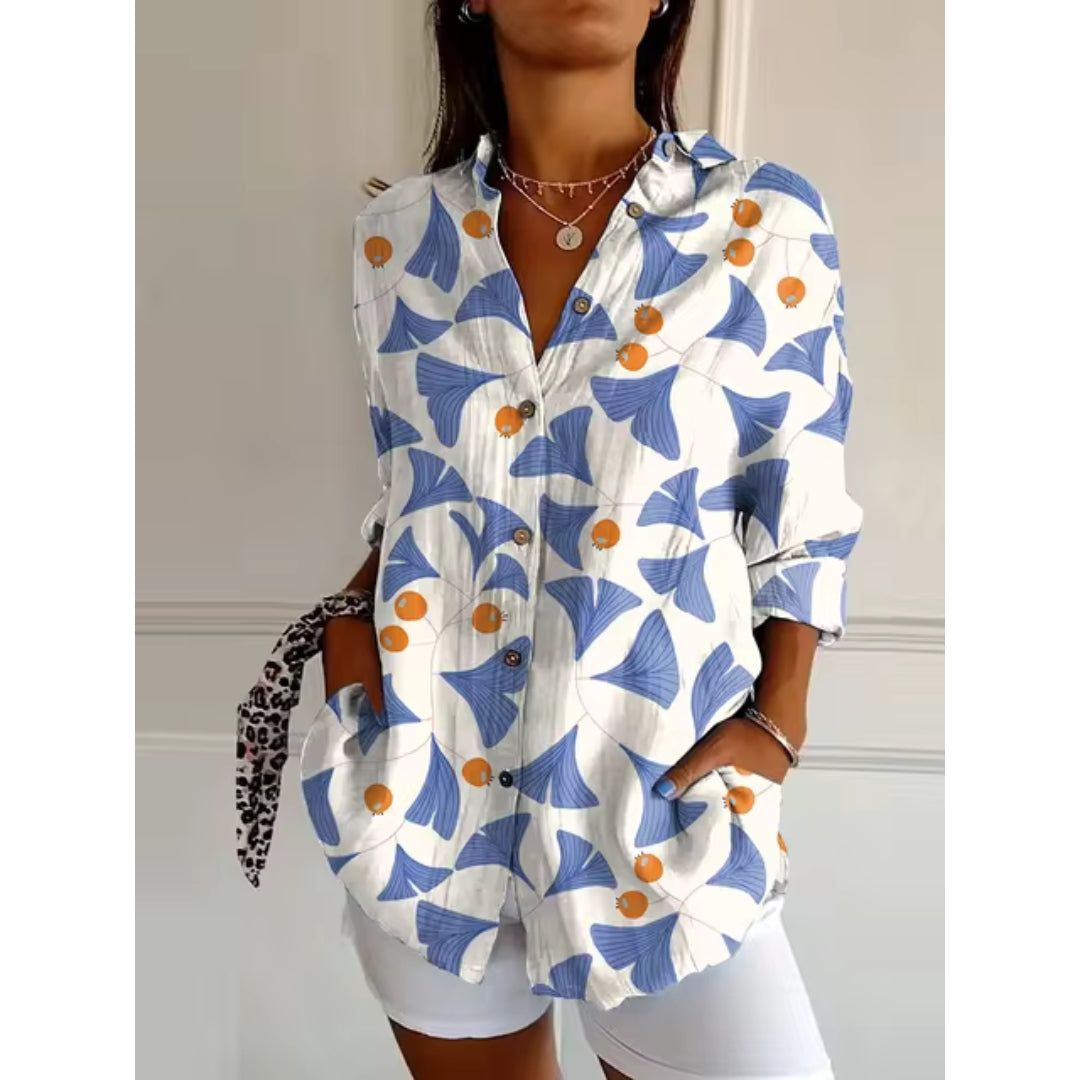 "Dames bloemenblouse met zachte print, luchtige stof en zilveren accenten, ideaal voor stijlvolle zomeroutfits."