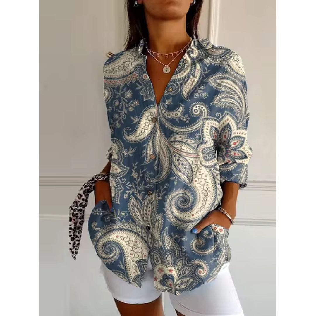 "Dames bloemenblouse met zachte print, luchtige stof en zilveren accenten, ideaal voor stijlvolle zomeroutfits."