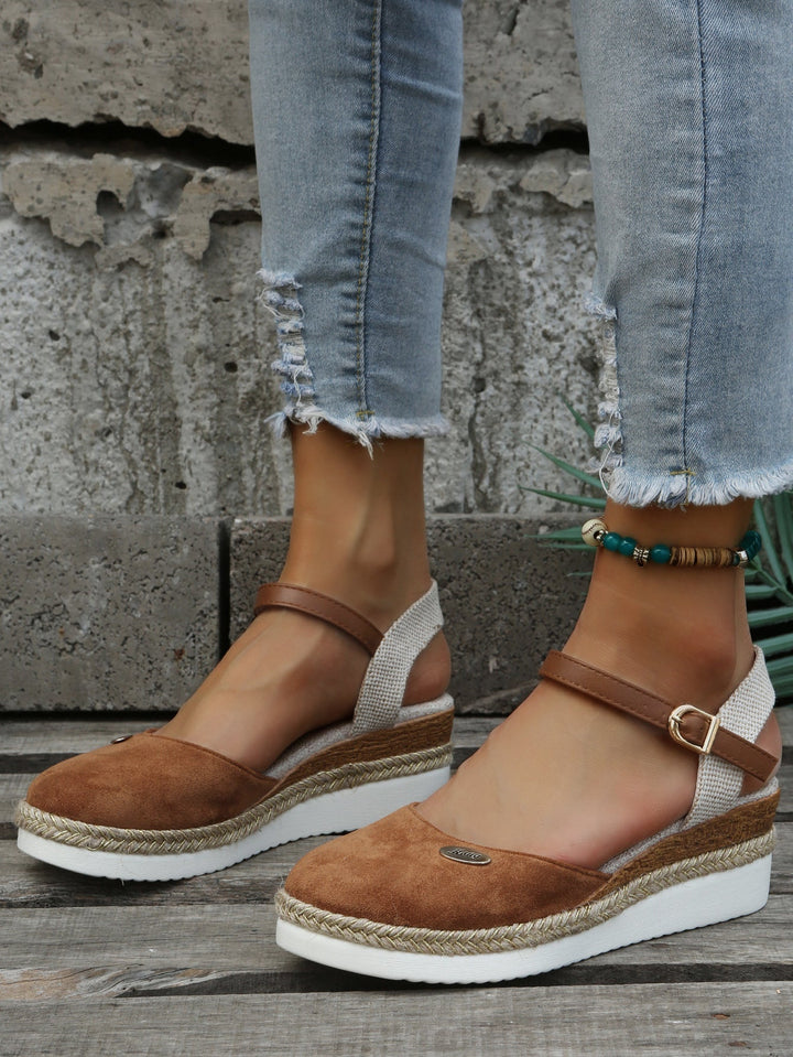 "Dames espadrilles in bruin, roze en zwart, licht en stijlvol, ademen elegantie uit, ideaal voor zomerse outfits."