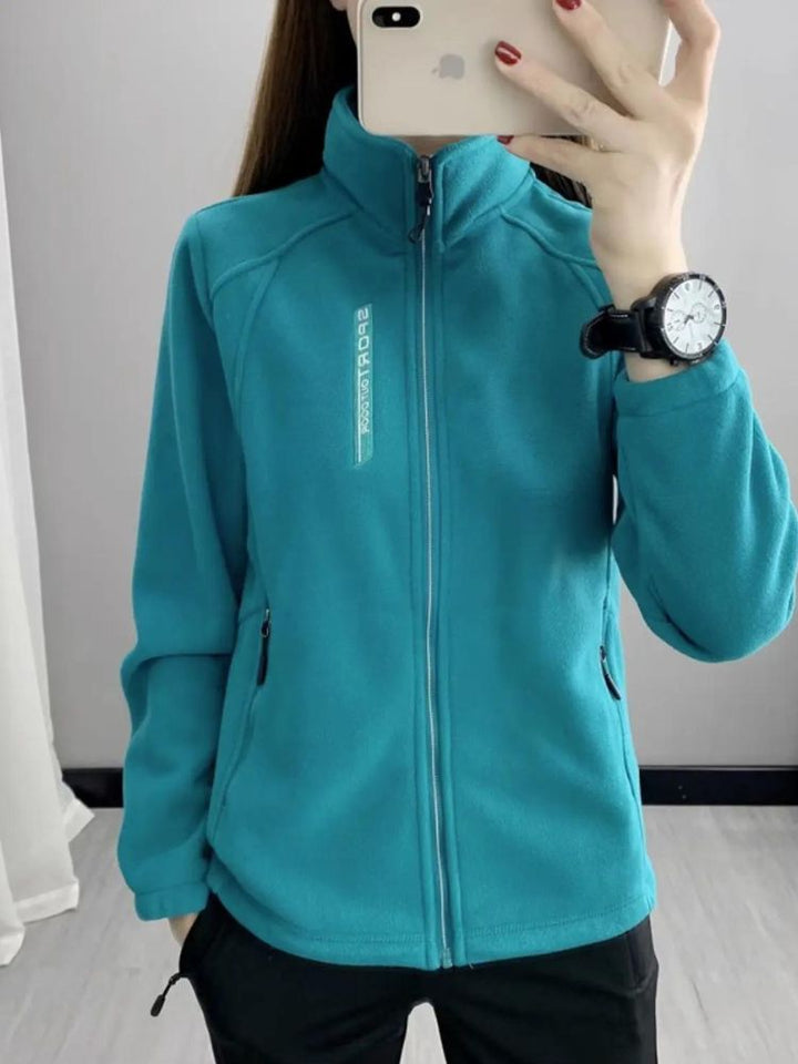 "Dames fleecejas in blauw, zachte stof, stijlvol en warm, geschikt voor elke dag, perfect voor werk en weekend."