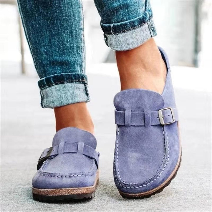 "Dames instapsandalen met decoratieve gesp, comfortabele gewatteerde zool, in diverse zomerkleuren."