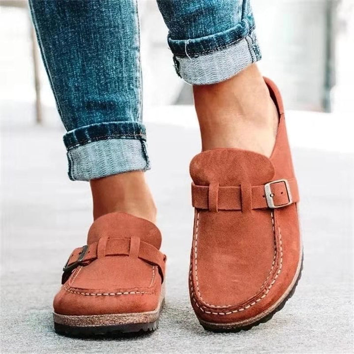 "Dames instapsandalen met decoratieve gesp, comfortabele gewatteerde zool, in diverse zomerkleuren."