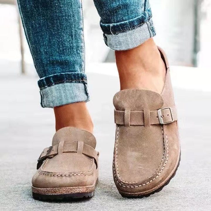 "Dames instapsandalen met decoratieve gesp, comfortabele gewatteerde zool, in diverse zomerkleuren."