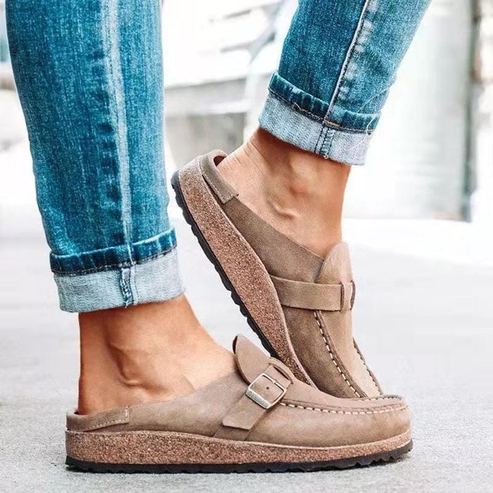 "Dames instapsandalen met decoratieve gesp, comfortabele gewatteerde zool, in diverse zomerkleuren."
