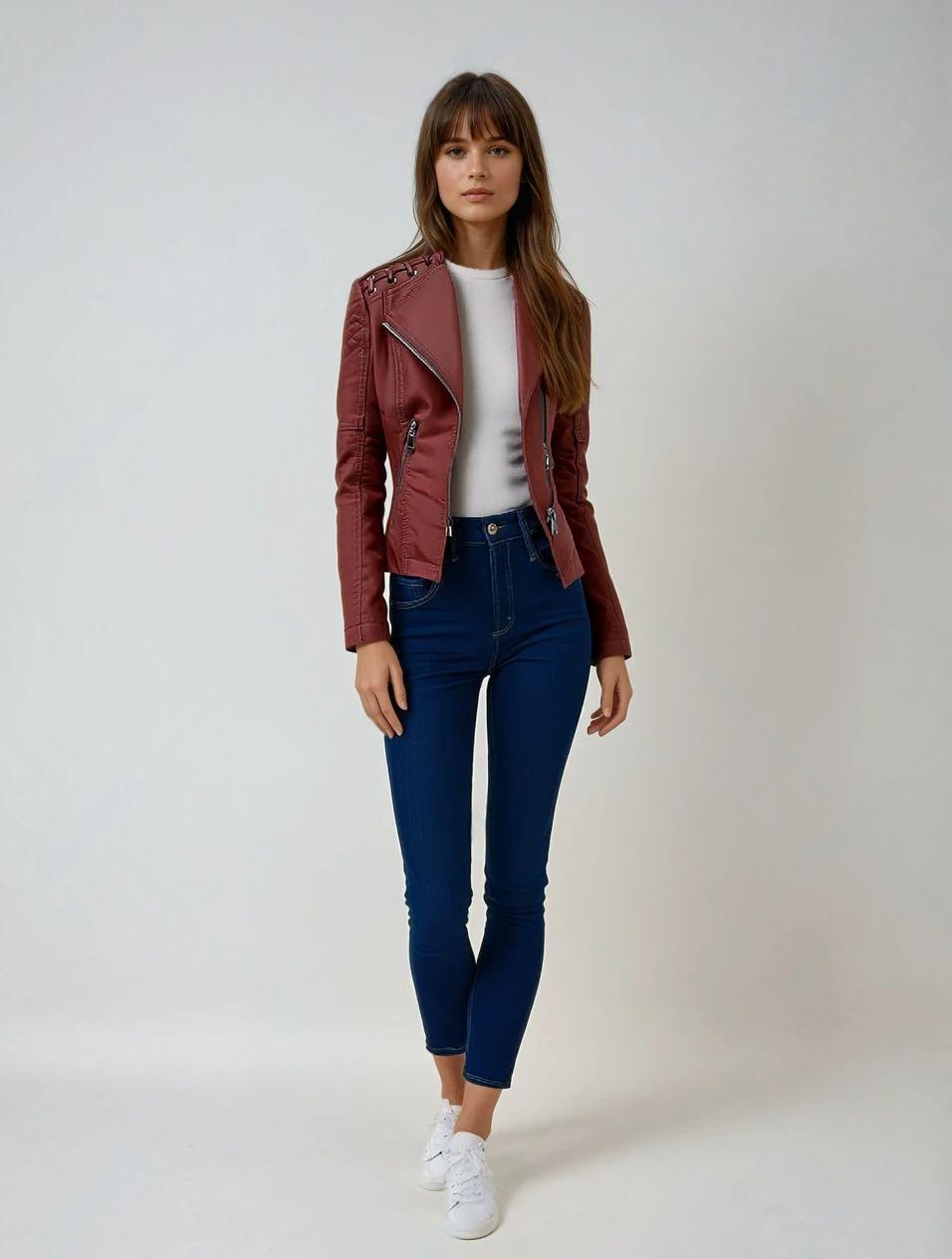 "Dames leren bikerjack in zwart met klassieke snit, tijdloos design en nikkelen ritssluiting voor elke gelegenheid"