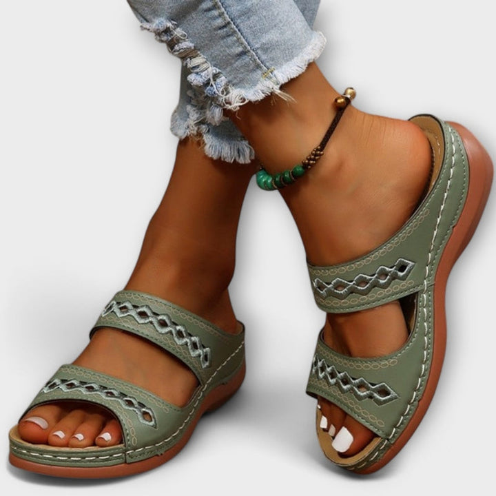 "Dames orthopedische sandalen met ergonomisch voetbed, verstelbare bandjes, schokabsorberende zool en ademend ontwerp."