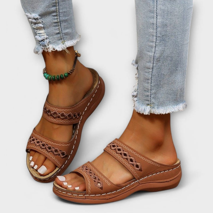 "Dames orthopedische sandalen met ergonomisch voetbed, verstelbare bandjes, schokabsorberende zool en ademend ontwerp."