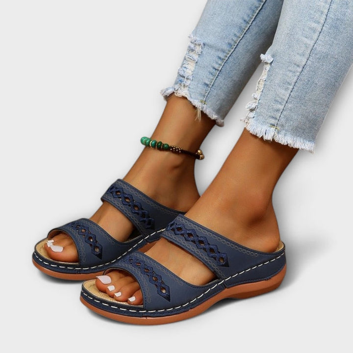 "Dames orthopedische sandalen met ergonomisch voetbed, verstelbare bandjes, schokabsorberende zool en ademend ontwerp."