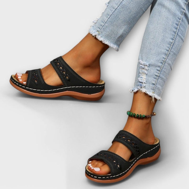 "Dames orthopedische sandalen met ergonomisch voetbed, verstelbare bandjes, schokabsorberende zool en ademend ontwerp."
