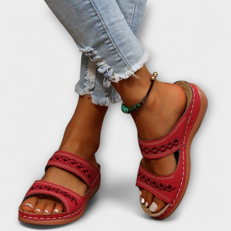 "Dames orthopedische sandalen met ergonomisch voetbed, verstelbare bandjes, schokabsorberende zool en ademend ontwerp."