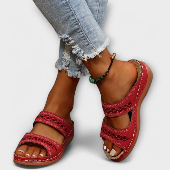 "Dames orthopedische sandalen met ergonomisch voetbed, verstelbare bandjes, schokabsorberende zool en ademend ontwerp."