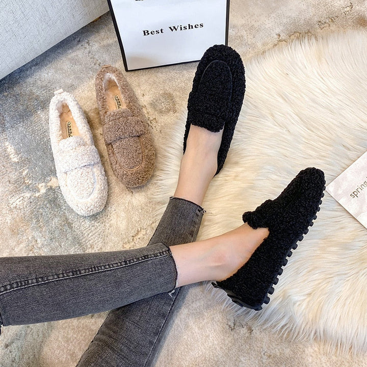 Dames pluche pantoffels in crème, zwart, khaki; warme sloffen met zachte antislip zool voor comfort binnenshuis.