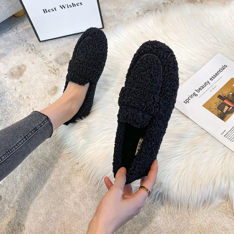 Dames pluche pantoffels in crème, zwart, khaki; warme sloffen met zachte antislip zool voor comfort binnenshuis.