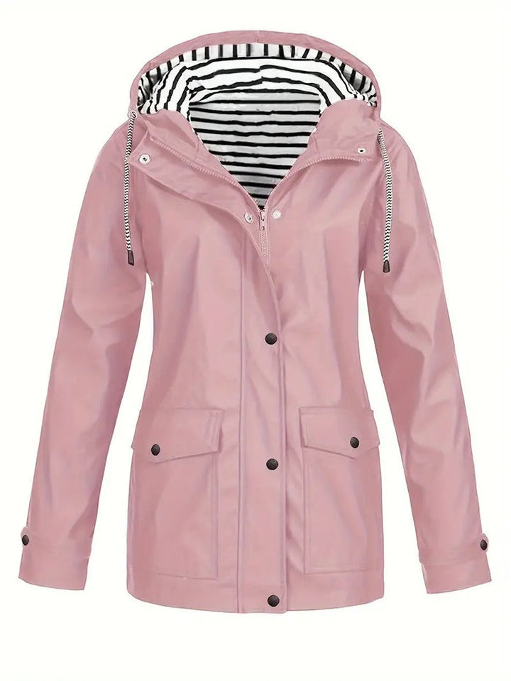 "Dames regenjas met strepenvoering, verstelbare capuchon, waterafstotend in modern marineblauw, perfecte herfststijl."