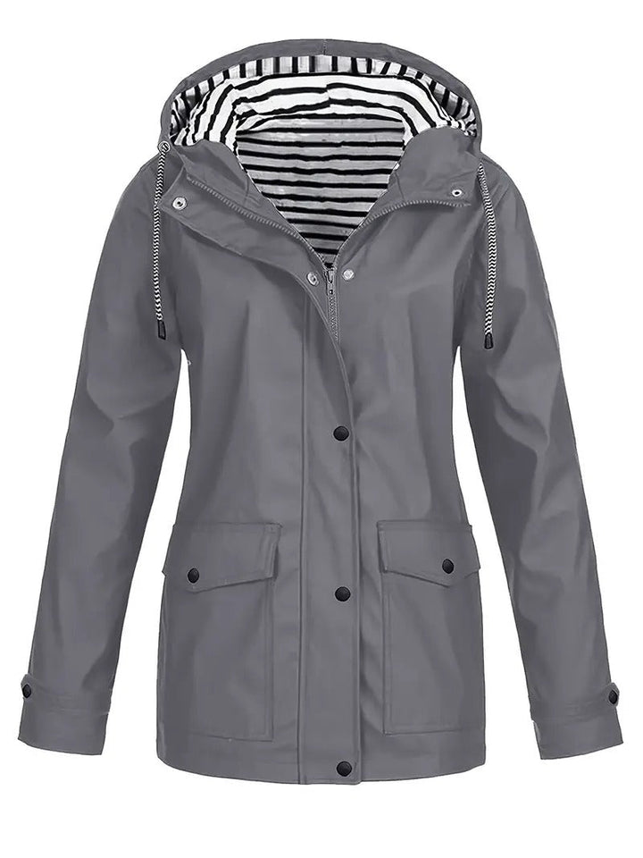 "Dames regenjas met strepenvoering, verstelbare capuchon, waterafstotend in modern marineblauw, perfecte herfststijl."
