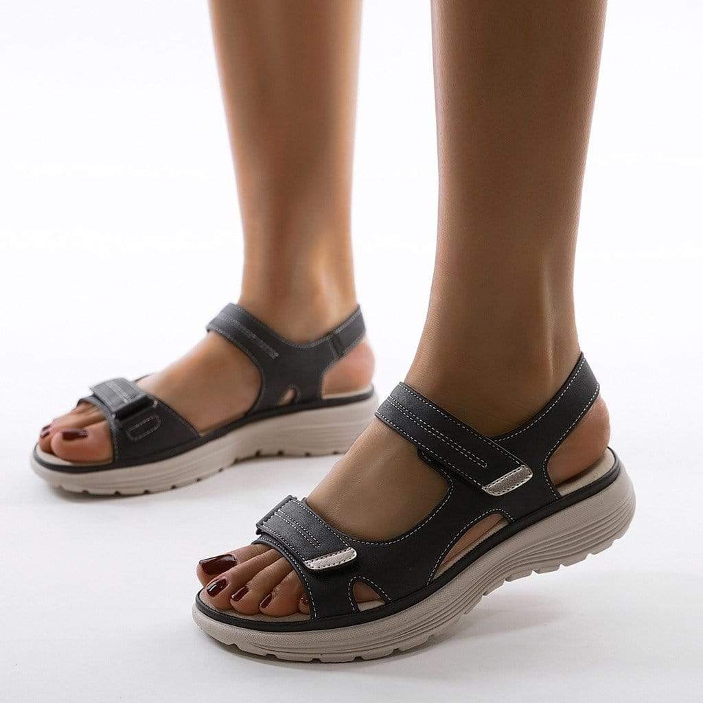 "Dames sandalen met verstelbare riemen, open teen, gewatteerde zool, en speelse stiksels voor comfort en stijl."