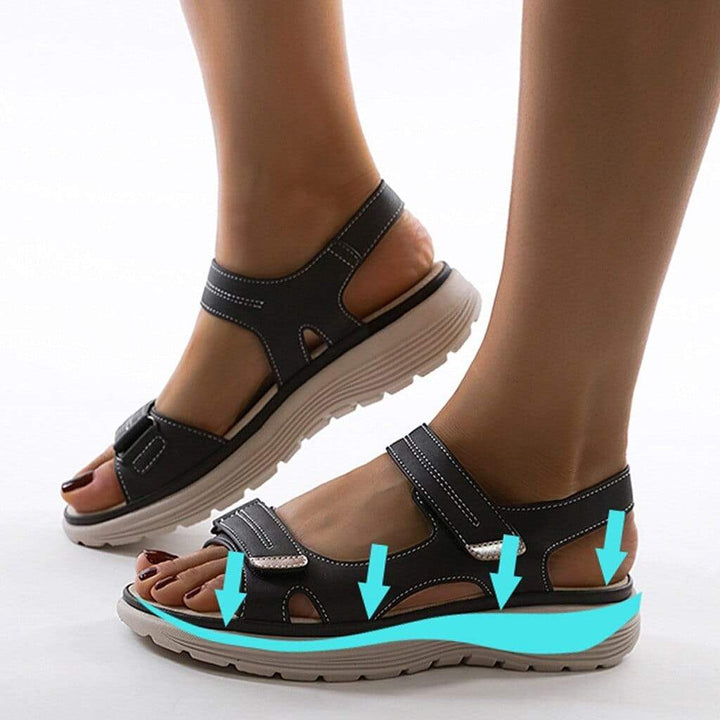 "Dames sandalen met verstelbare riemen, open teen, gewatteerde zool, en speelse stiksels voor comfort en stijl."