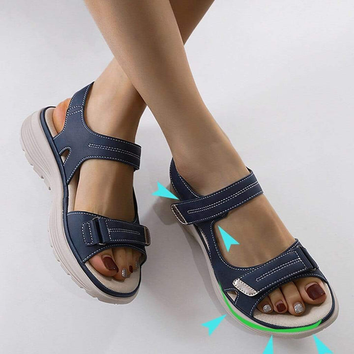 "Dames sandalen met verstelbare riemen, open teen, gewatteerde zool, en speelse stiksels voor comfort en stijl."