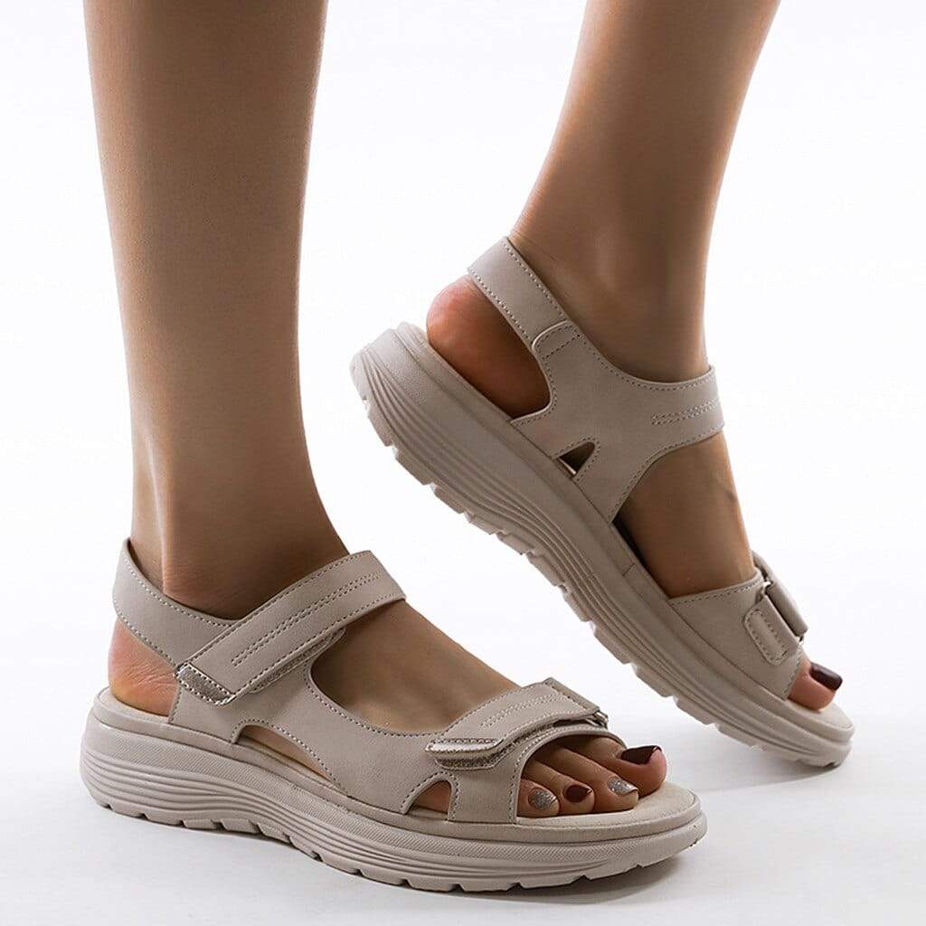 "Dames sandalen met verstelbare riemen, open teen, gewatteerde zool, en speelse stiksels voor comfort en stijl."