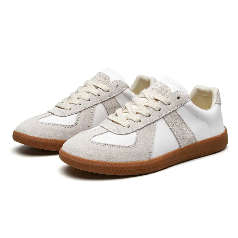 "Dames sneakers met retro dikke zool, zijaanzicht, wit met vintage details, voor stijl en comfort."