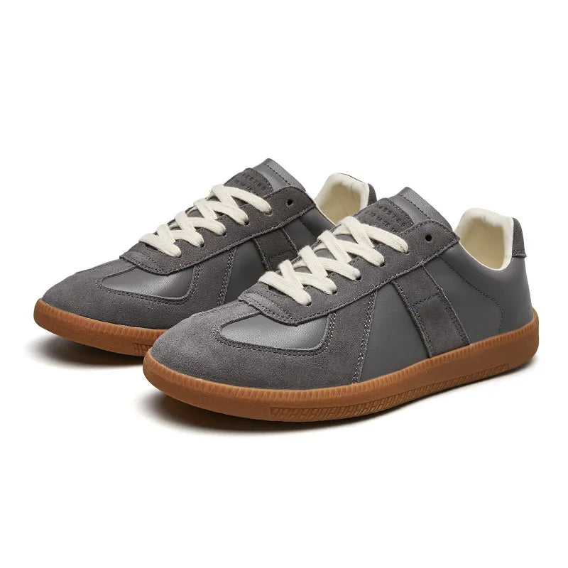"Dames sneakers met retro dikke zool, zijaanzicht, wit met vintage details, voor stijl en comfort."