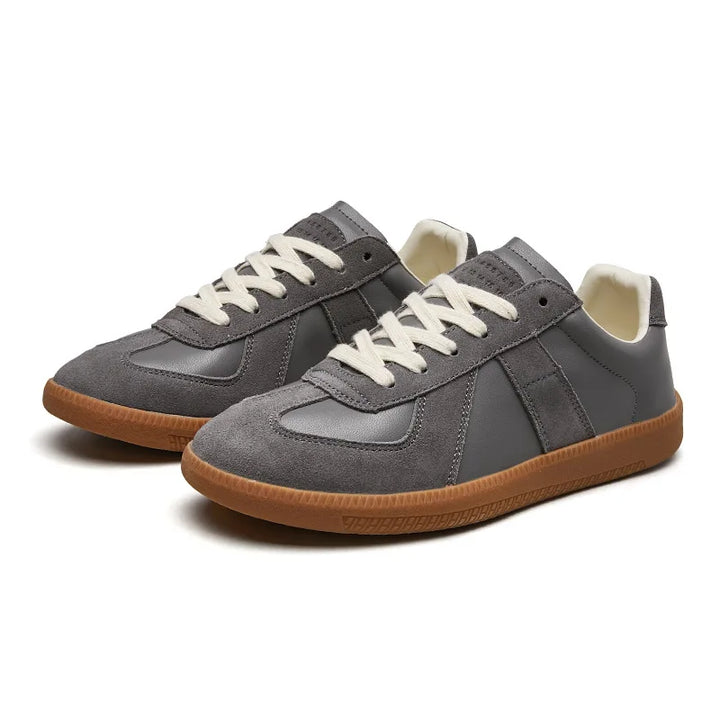 "Dames sneakers met retro dikke zool, zijaanzicht, wit met vintage details, voor stijl en comfort."