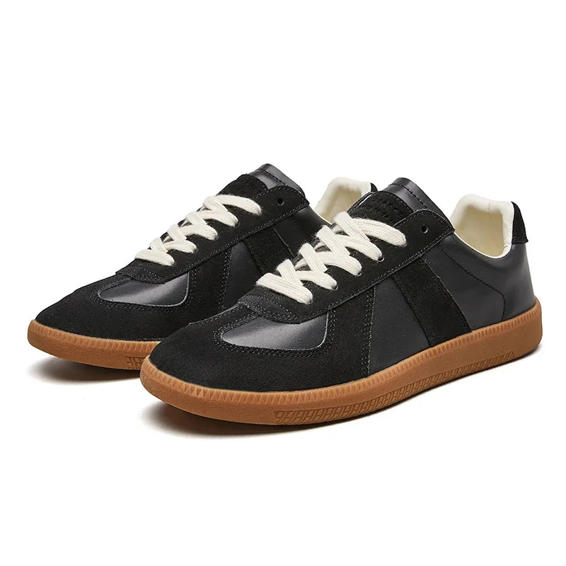 "Dames sneakers met retro dikke zool, zijaanzicht, wit met vintage details, voor stijl en comfort."