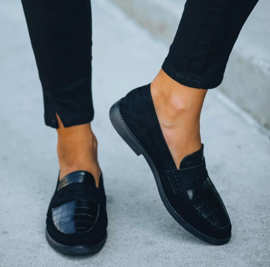 "Dames suède loafers met krokodillenprint, comfortabele slip-ons, zijaanzicht met zacht suède en flexibele zool."