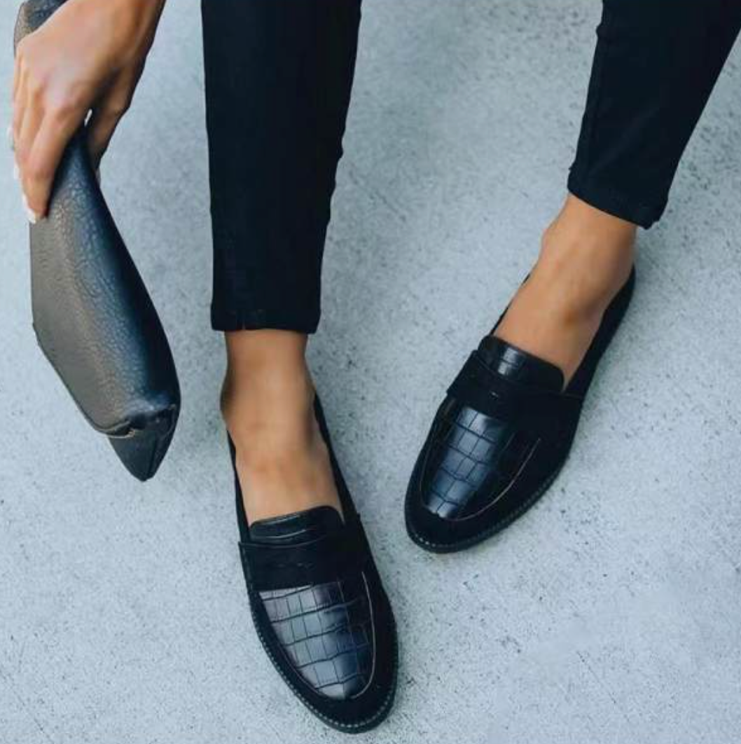 "Dames suède loafers met krokodillenprint, comfortabele slip-ons, zijaanzicht met zacht suède en flexibele zool."