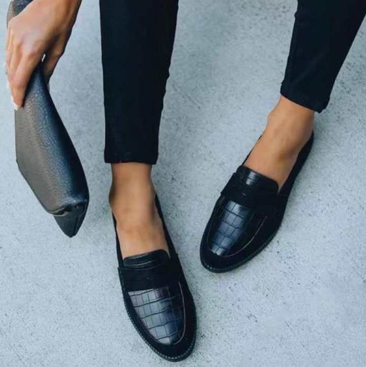 "Dames suède loafers met krokodillenprint, comfortabele slip-ons, zijaanzicht met zacht suède en flexibele zool."