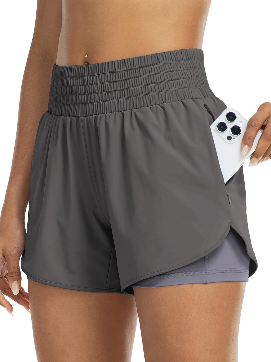 "Dames trainingsshorts met hoge taille, 2-in-1 ontwerp, losse buitenlaag en elastische binnenlaag, ademende stof."