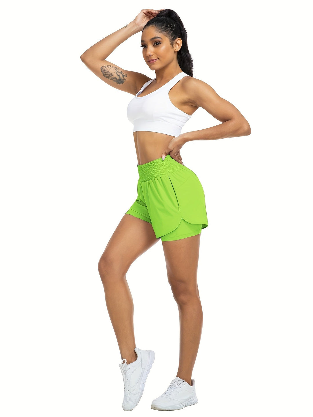 "Dames trainingsshorts met hoge taille, 2-in-1 ontwerp, losse buitenlaag en elastische binnenlaag, ademende stof."