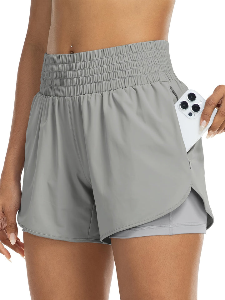 "Dames trainingsshorts met hoge taille, 2-in-1 ontwerp, losse buitenlaag en elastische binnenlaag, ademende stof."