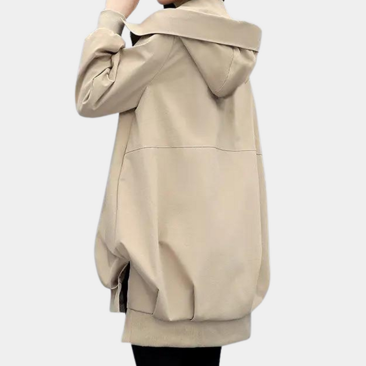 "Dames tussenjas met capuchon in khaki, ademend en stijlvol voor lente en herfst, UrbanShield design met moderne pasvorm."