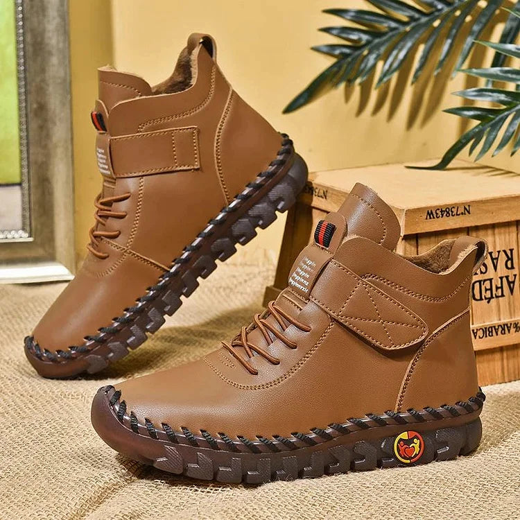 "Dames wandelschoenen, beige, gewatteerde binnenzool, gripvolle zool, hoge enkelsluiting, outdoor comfort en stijl."