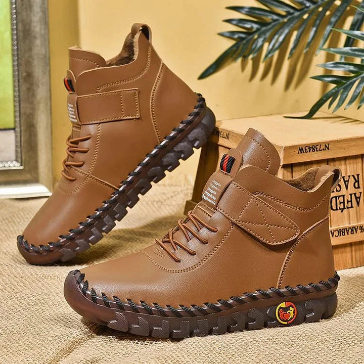 "Dames wandelschoenen, beige, gewatteerde binnenzool, gripvolle zool, hoge enkelsluiting, outdoor comfort en stijl."
