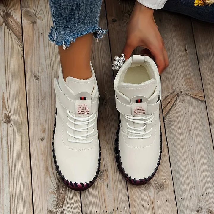 "Dames wandelschoenen, beige, gewatteerde binnenzool, gripvolle zool, hoge enkelsluiting, outdoor comfort en stijl."