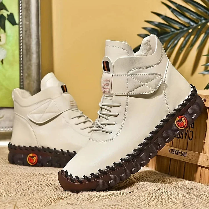 "Dames wandelschoenen, beige, gewatteerde binnenzool, gripvolle zool, hoge enkelsluiting, outdoor comfort en stijl."