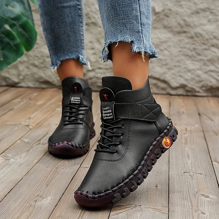 "Dames wandelschoenen, beige, gewatteerde binnenzool, gripvolle zool, hoge enkelsluiting, outdoor comfort en stijl."