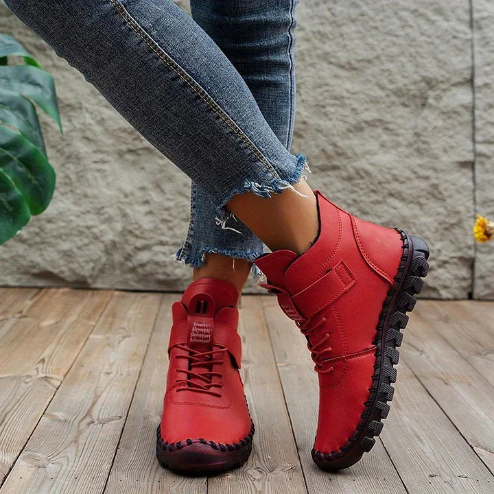 "Dames wandelschoenen, beige, gewatteerde binnenzool, gripvolle zool, hoge enkelsluiting, outdoor comfort en stijl."
