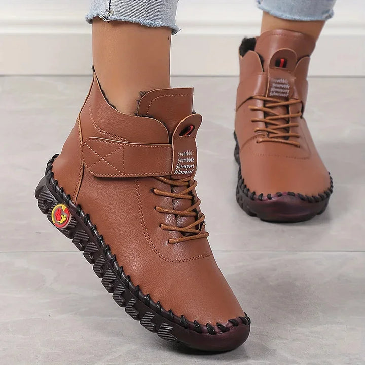 "Dames wandelschoenen, beige, gewatteerde binnenzool, gripvolle zool, hoge enkelsluiting, outdoor comfort en stijl."