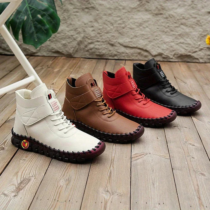 "Dames wandelschoenen, beige, gewatteerde binnenzool, gripvolle zool, hoge enkelsluiting, outdoor comfort en stijl."