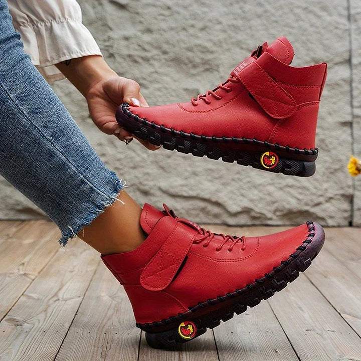 "Dames wandelschoenen, beige, gewatteerde binnenzool, gripvolle zool, hoge enkelsluiting, outdoor comfort en stijl."