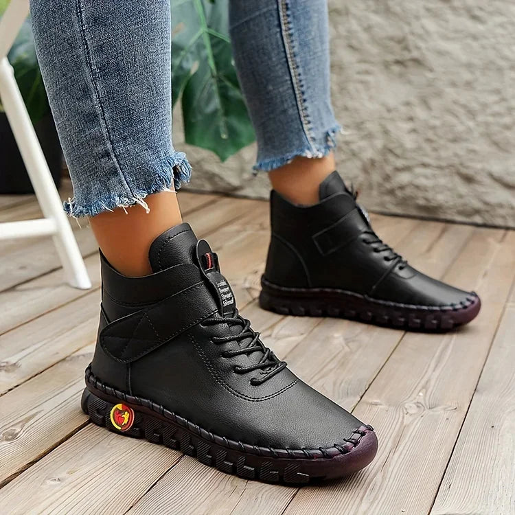 "Dames wandelschoenen, beige, gewatteerde binnenzool, gripvolle zool, hoge enkelsluiting, outdoor comfort en stijl."