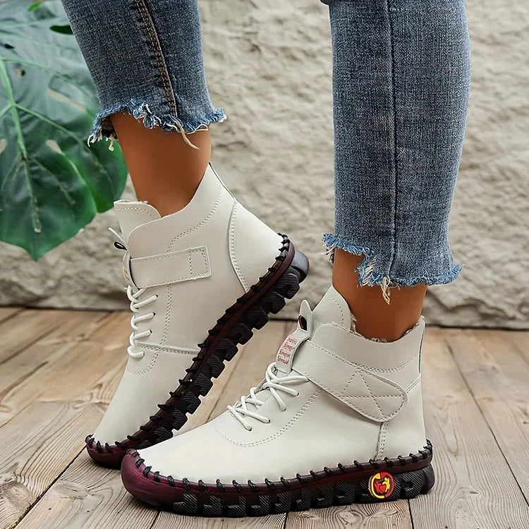 "Dames wandelschoenen, beige, gewatteerde binnenzool, gripvolle zool, hoge enkelsluiting, outdoor comfort en stijl."